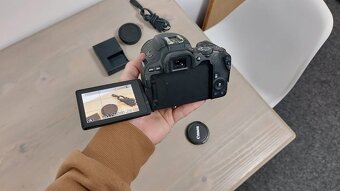 Prodám skvělou zrcadlovku Canon EOS 200D se zoom objektivem - 2