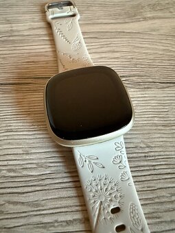 Chytré hodinky Fitbit Versa 3 – velmi pěkný stav - 2