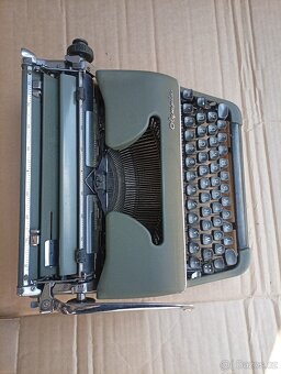 Starý psací stroj Olympia - 2