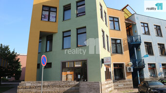 nájem prodejny 100 m2 v přízemí obchodního domu Špalíček v O - 2