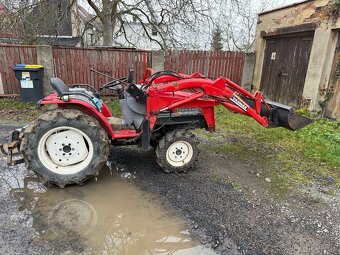 Malotraktor Yanmar f220 s celnim nakladacem - 2