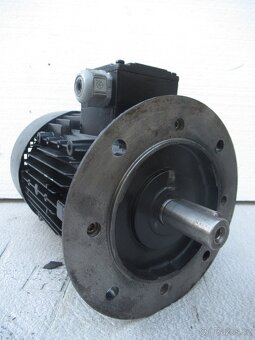 SIEMENS-přírubový elektromotor400V.2,2kw-2880ot.NOVÁ ložiska - 2