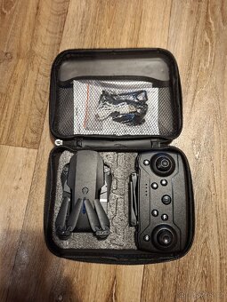 Skládací dron E88 s duální kamerou – minimálně použitý - 2