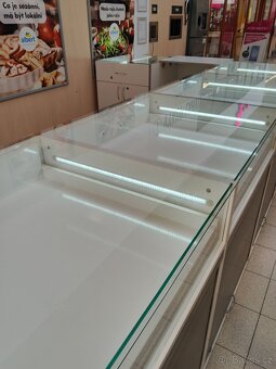 Prodejní  prosklený ostrůvek  do obchodu - 2