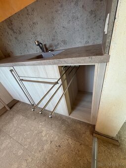 Moderní vestavěná masivní kuchyně včetně spotřebičů - 2