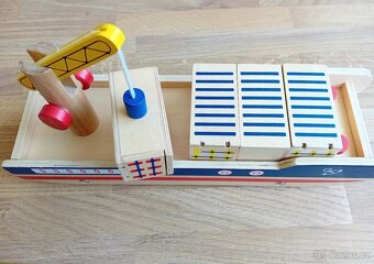 Dřevěná loď, na kolečkách, jeřáb s magnetem, na kontejnerech - 2