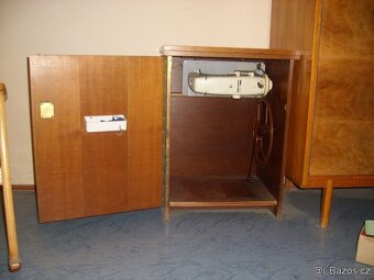 Prodám starý šicí stroj. - 2