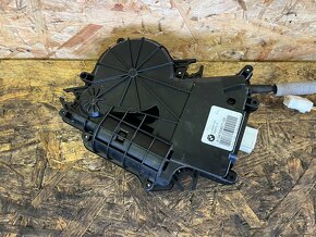 ELEKTRICKÝ ZÁMEK KUFRU S MOTŮRKEM BMW F11 - 2