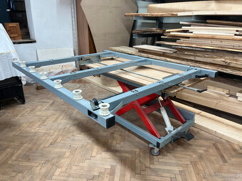 nůžkový hydraulický vozík pro manipulaci velkoplošných mater - 2