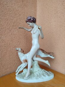 PRVOREPUBLIKOVÁ SOCHA, SLEČNA S CHRTEM. - 2