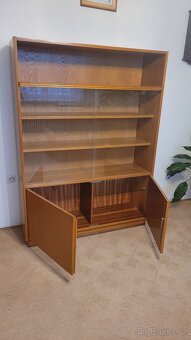 Prosklená retro knihovna - 2