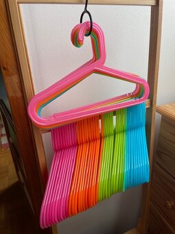 Barevná plastová ramínka IKEA - 2