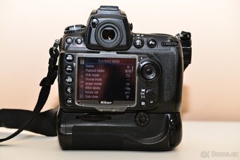 Nikon D700 + Battery Grip - 2
