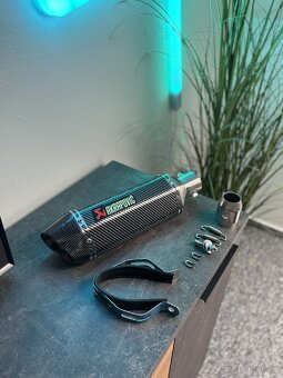 Koncovka výfuku na motorku Akrapovič 370 mm, dvojitý výstup - 2