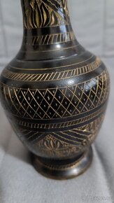 Kovová broušená váza. - 2