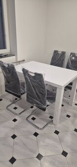 Prodám bílý jídelní stůl - 2