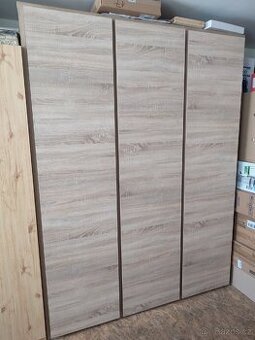 Šatní skříň - troje dveře - 2
