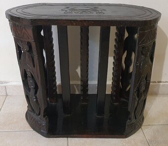 Dřevěný stojan na 28 CD. - 2