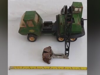 Plechová stará hračka. - 2