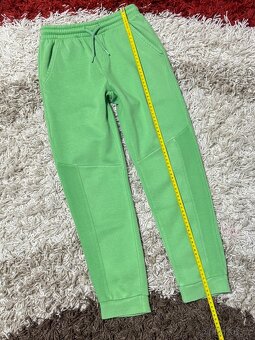 Zelené tepláky 128/134 - 2