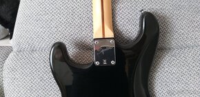 Squier by Fender. - 2
