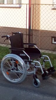 INVALIDNÍ VOZÍK-46CM-ODLEHČEN-BRZDY PRO DOPROVOD - 2