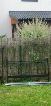 Kovová postel bez roštu s matracemi - 2