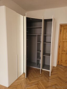 Rohová skříň v super stavu - 2