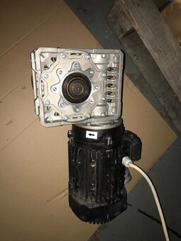 Elektromotor s převodovkou třífazový - 2