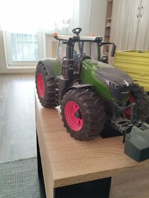 Bruder traktor fendt - 2