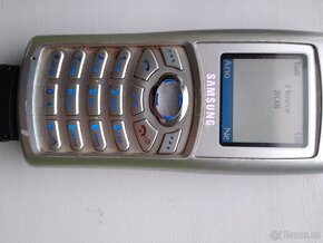 Starý mobil Samsung - 2