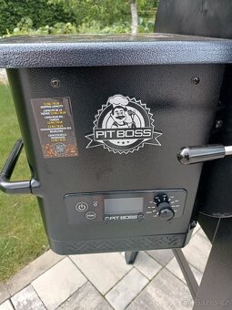 Peletový gril Pit Boss 550 - 2