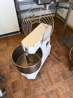 Profesionální hnětač těsta Redfox HTF 20 T. - 2