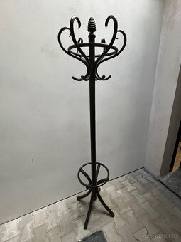 Dřevěný kroucený věšák. - 2