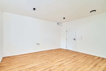 Moderní byt 1+kk s balkonem, parkovacím stáním a zahradou, l - 2