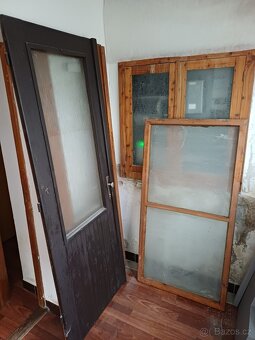 Dřevěné vstupní dvoukřídlé dveře, nadsvětlik/okno - 2