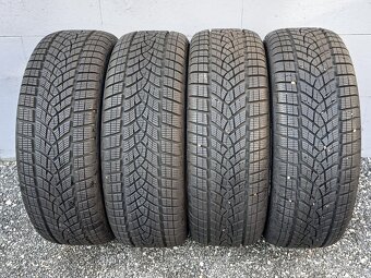 Zánovní zimní pneu Goodyear 215/55/18 super vzorek 8,5mm za - 2