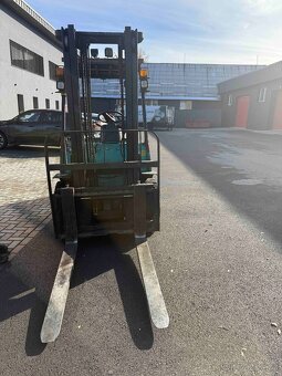 VZV - naftový vysokozdvižný vozík - 2