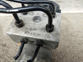 Audi kostka ABS 8E0614111 - 2