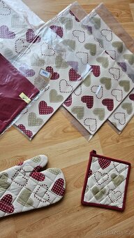 Kuchyňské prostírání a chňapky srdcový motiv -NOVÉ - 2