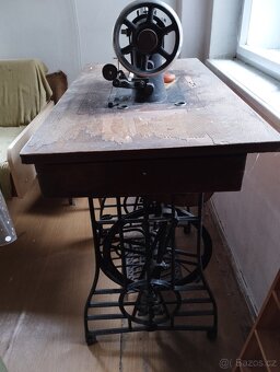 Starožitný šicí stroj - 2