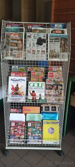 Prodám pojizdný stojan na noviny, časopisy,,knihy atd... - 2