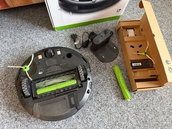 Robotický vysavač iRobot Roomba i7 + příslušenství - 2