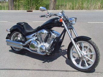 HONDA VT 1300 CX Fury - 2