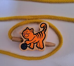 Dřevěná navlékačka - 2