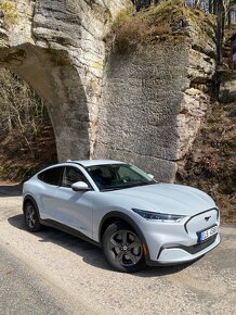 Mustang Mach-e perleťově bílý, příplatková barva, 6.000km - 2