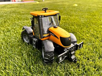 Traktor JCB Fastrac 3220 BRUDER s příslušenstvím - 2