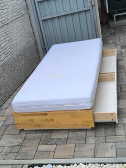 Prodám dřevěnou postel + Matrací ZDARMA - 2