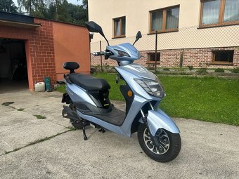 Elektroskútr Hecht Equis 90km/h výkon 7 kW, 72V 40Ah baterie - 2