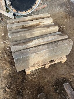 Betonový silniční obrubník - 2